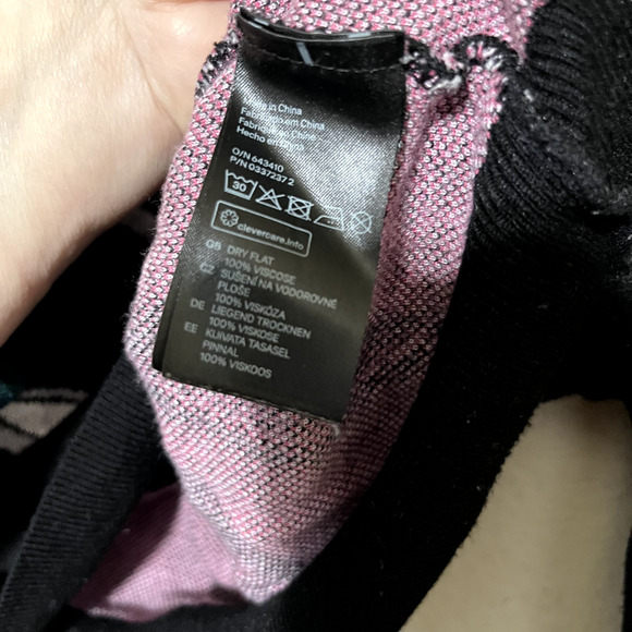 Warner Bros Bugs Bunny Sweater Divided H&M Size M all over print cropped **Flaw - Picture 4 of 7